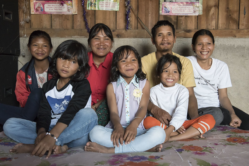 Cil Mup Ha Thoan, his wife Ro Ong K’Son, and their five children