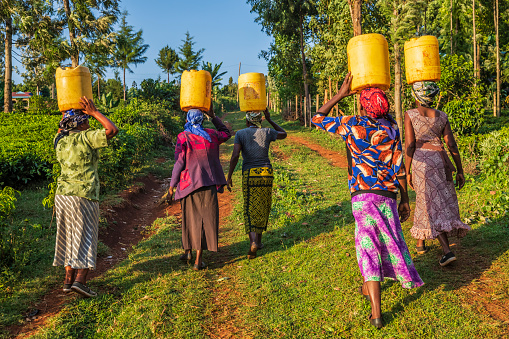 (women in Kenya @ Unsplash)